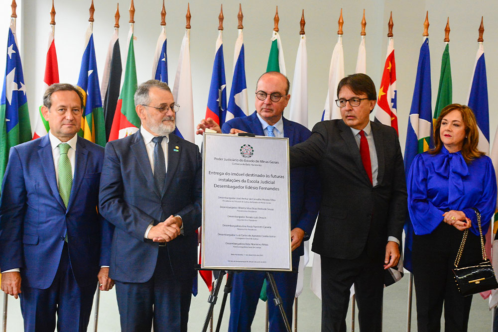 Alta Direção da Escola se reuniu ao time de servidores e colaboradores para celebrar a conquista da nova sede