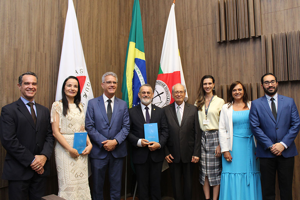 O Des. Renato Dresch com o professor Humberto Theodoro Júnior e parte da equipe de gestores da EJEF