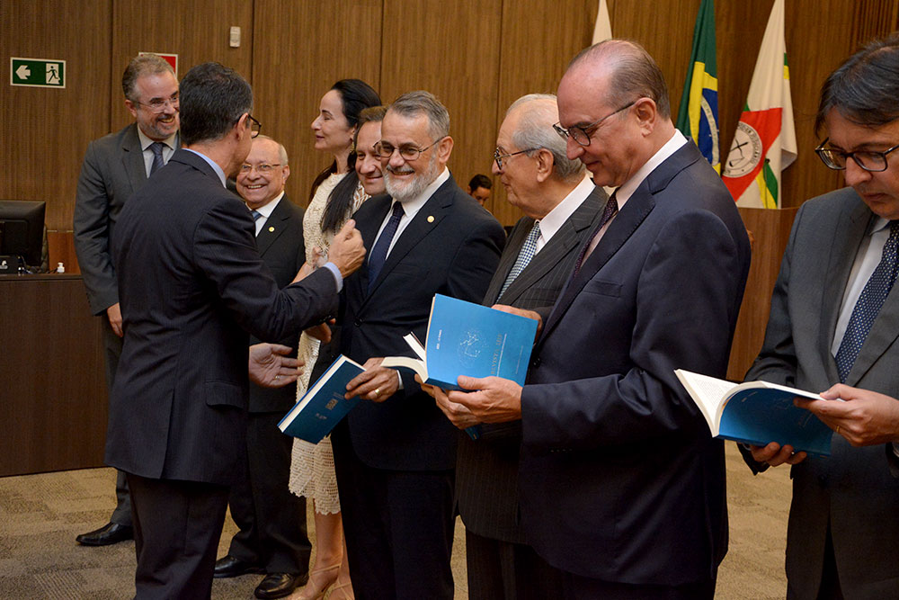 O presidente José Arthur Filho, magistrados e professores durante o lançamento da revista